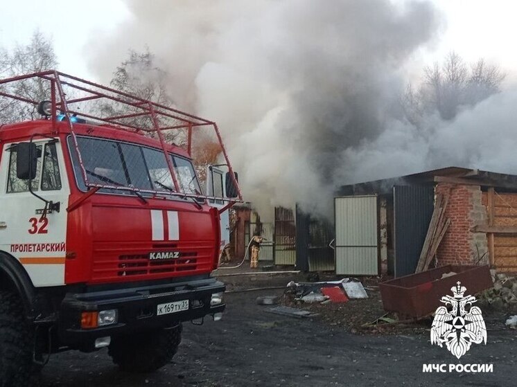 В Пролетарском 5 гаражей и 3 авто сгорели из-за неправильного использования печи