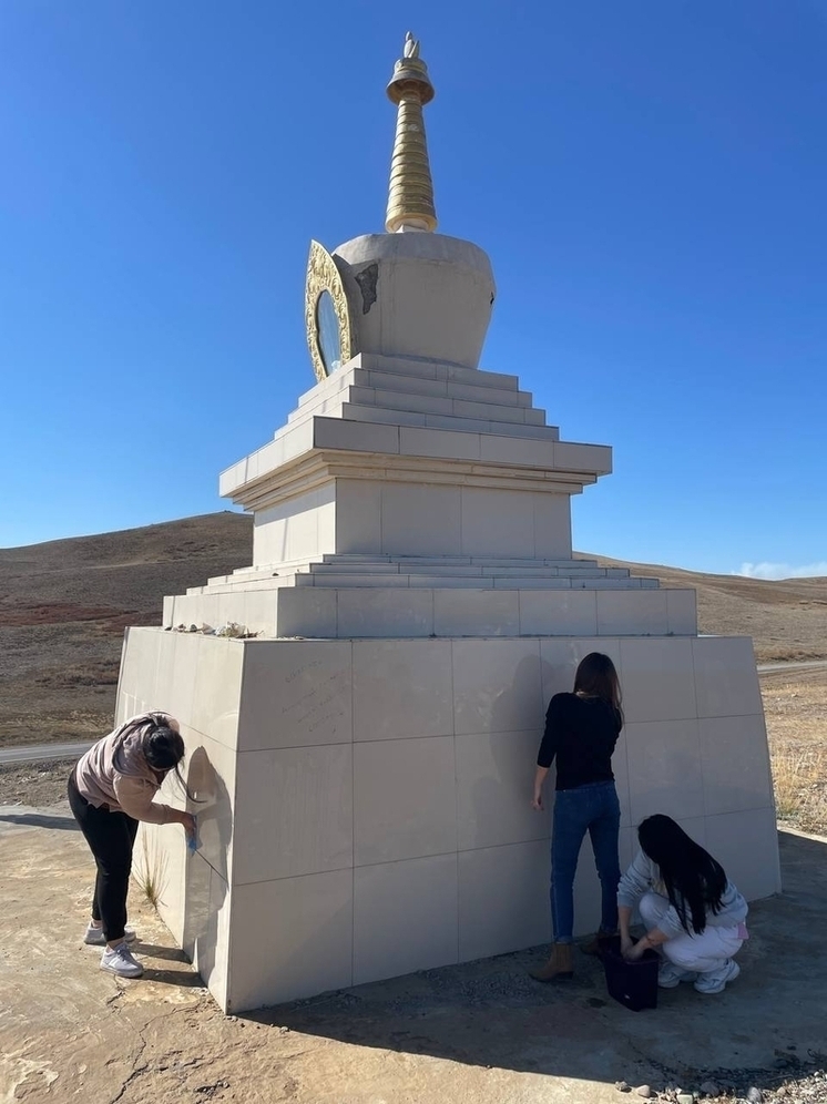 Молодые сотрудники  УФССП России по Тувы организовали  мытьё буддийской ступы  от сложных загрязнений