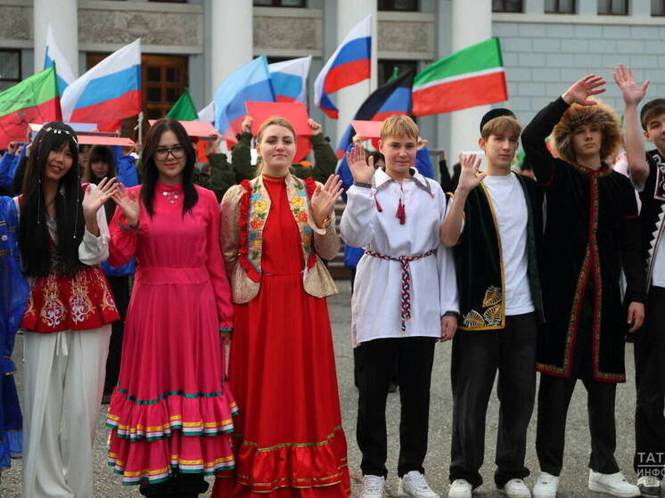 В Казани ко Дню народного единства прошла патриотическая акция