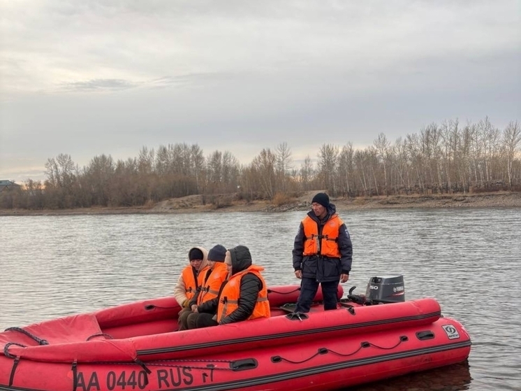 В столице Тувы три женщины оказались отрезаны от берега на слиянии реки Енисей