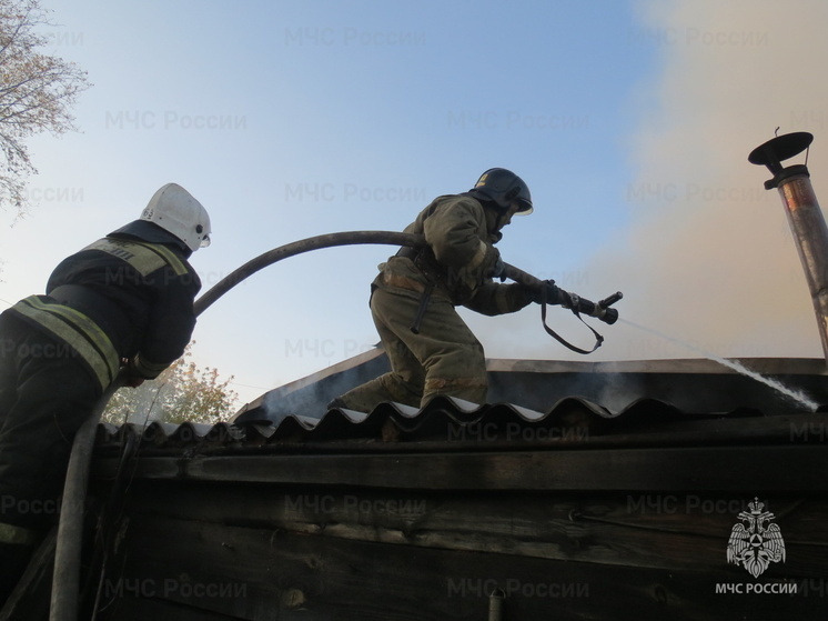 Двухквартирный жилой дом горел в свердловской деревне Колобова