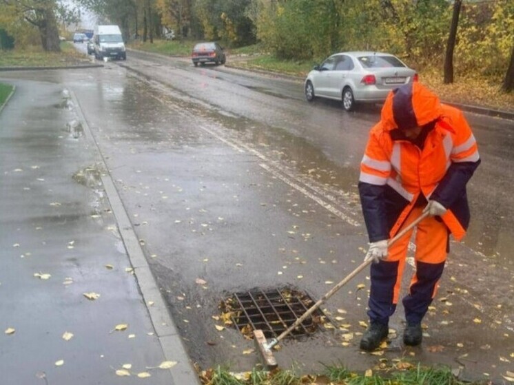 В Туле чистят ливневки после недавних дождей