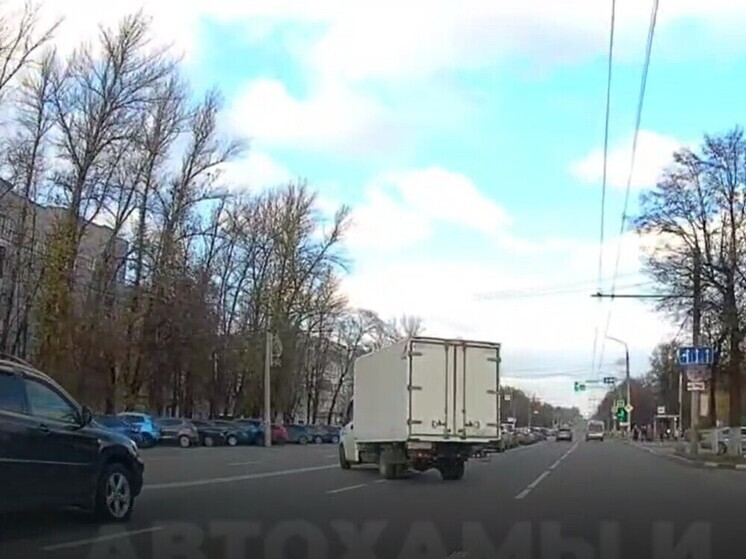 Ставропольский фургон "исполнил пируэт" в центре Тулы