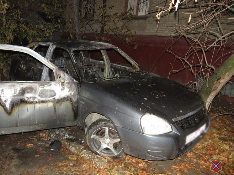 В Волгограде полицейские задержали мужчину, который поджег два автомобиля
