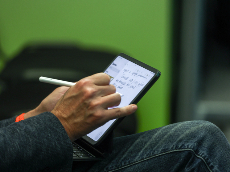 Учителям и врачам выдадут отечественные планшеты, чтобы цифровизация давалась легче