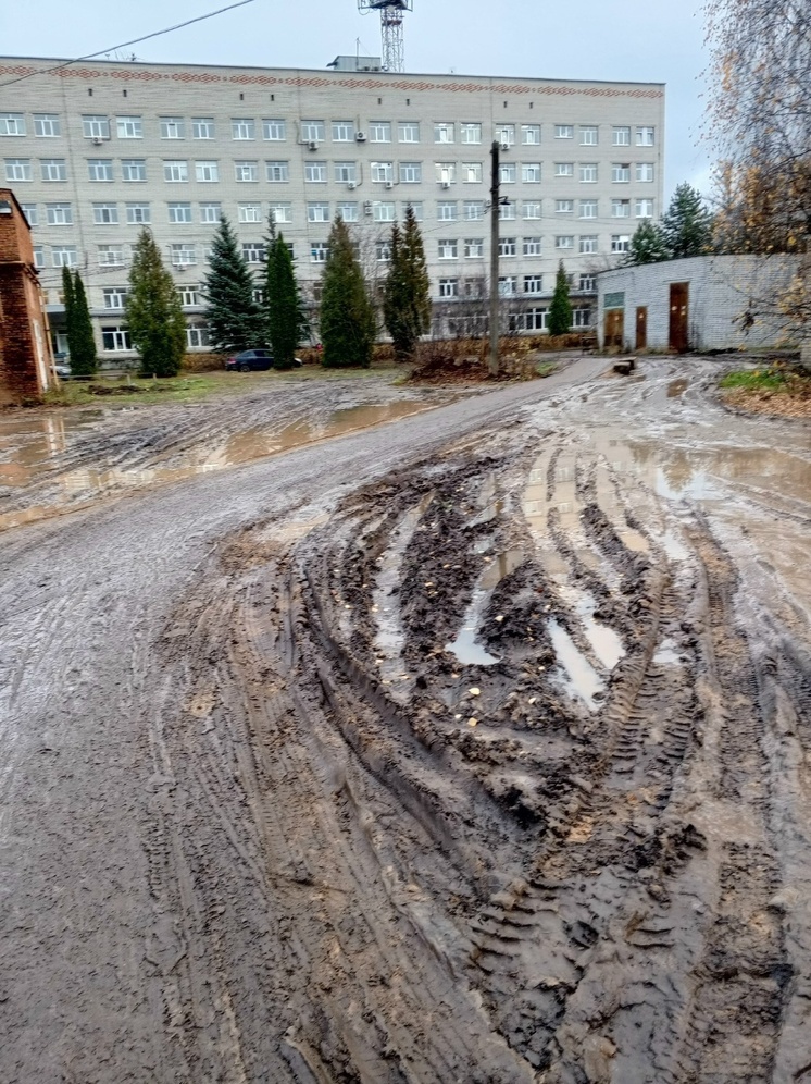 В Ярославле стройка превратила больницу в островок посреди непролазной грязи