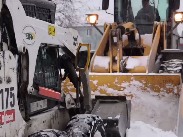 Дорожники в 2 смены будут бороться с сугробами в Пуровском районе