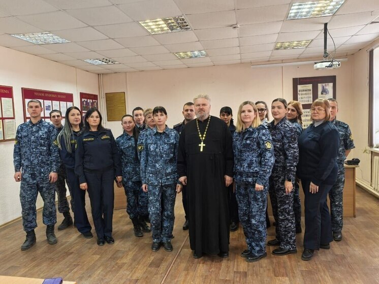 В Уссурийске священник провел беседу с сотрудниками следственного изолятора