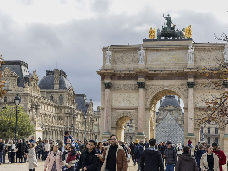 WSJ: небрежность и спешка ограбивших Лувр позволила полиции выйти на их след
