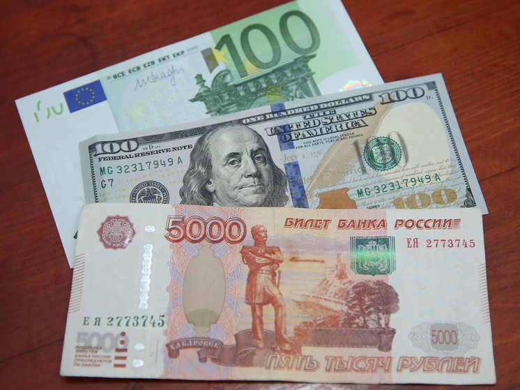 Российский рубль укрепился к доллару на 2,9%, заняв второе место среди мировых валют