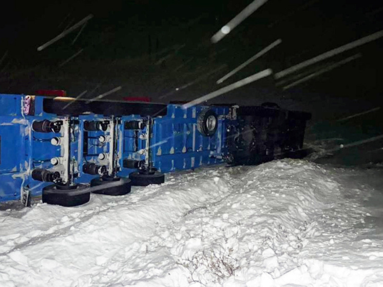 Водитель фуры пострадал в ДТП на автозимнике под Певеком