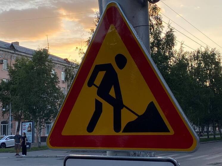 В центре Барнаула ночью перекрыли дорогу из-за провала около колодца