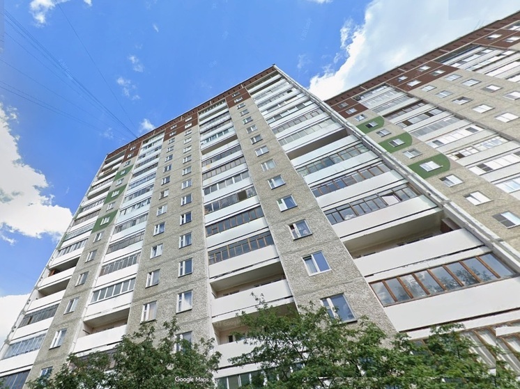 На Юго-западе в Екатеринбурге мужчина выбрасывает домашние вещи из окна