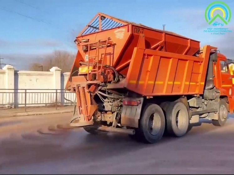 Улан-Удэ после дождя засыпают песком против гололеда