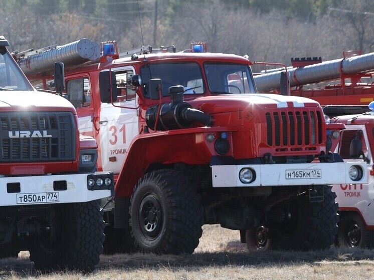 В Челябинске 20 человек тушили загоревшийся садовый домик