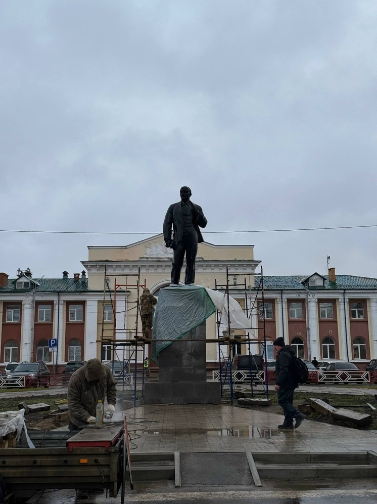 На привокзальной площади Котласа ремонтируют памятник В.И. Ленину