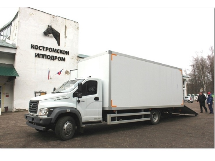 Костромская конная школа получила спецавтомобиль для перевозки лошадей