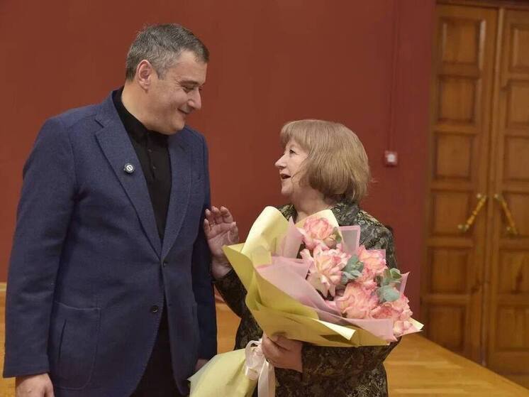 Губернатор поздравил с 80-летием легенду курской культуры Галину Азиатцеву