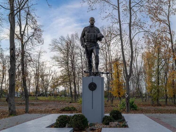 Ямальцы обновили Летний парк Волновахи с памятником воинам-освободителям