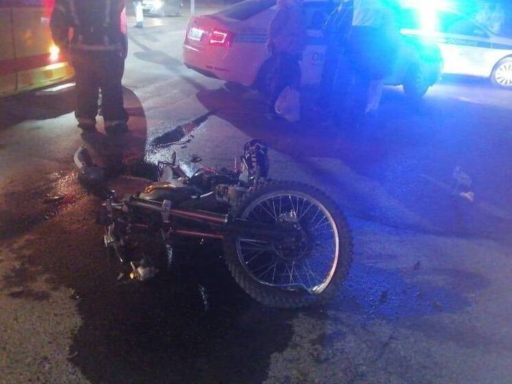 Подростки на питбайке столкнулись с пассажирским автобусом в Омске