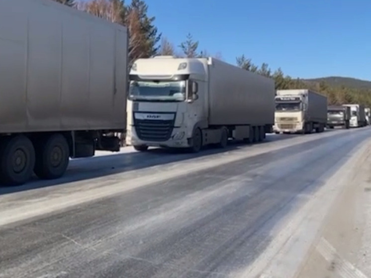 Затор из фур парализовал автомобильное движение на трассе "Амур"
