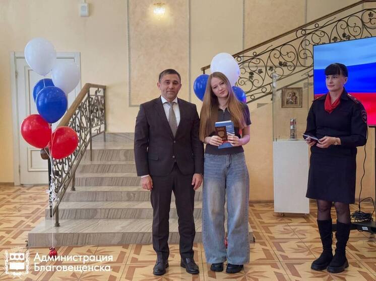 Мэр Благовещенска вручил первые паспорта шести школьникам