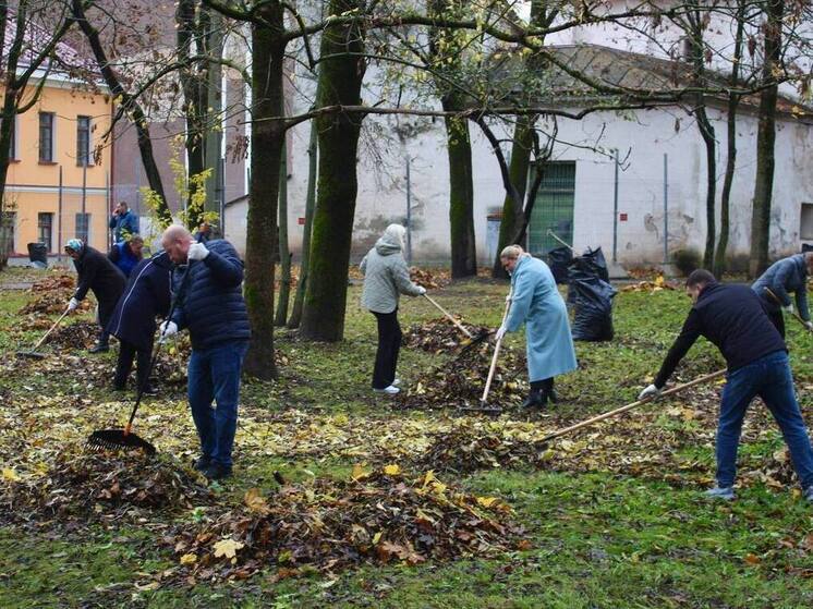 Сотрудники Администрации Пскова приняли участие в осеннем субботнике