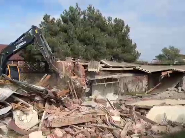 В Каспийске начался снос незаконных построек на берегу моря