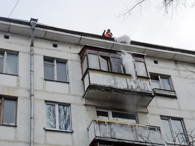 Двое рабочих сорвались с крыши в подмосковных Химках, один погиб