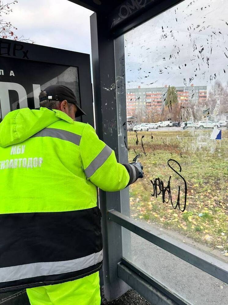 В Пензе ведется плановая работа по очистке остановочных павильонов от граффити