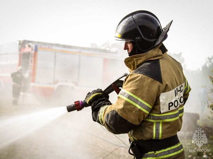 В Севастополе тушат возгорание уличной сцены на площади 150 «квадратов»