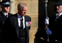 В Британии по-новому разгорается скандал вокруг растленного брата короля Карла III, который совсем недавно именовался принцем Эндрю, герцогом Йоркским, графом Инвернессским и бароном Киллили, кавалером Большого креста Королевского викторианского ордена, кавалером-компаньоном Благороднейшего королевского ордена Подвязки