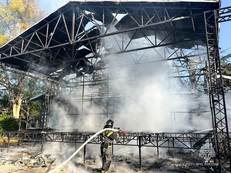 В Севастополе потушили горящую уличную сцену на Историческом бульваре