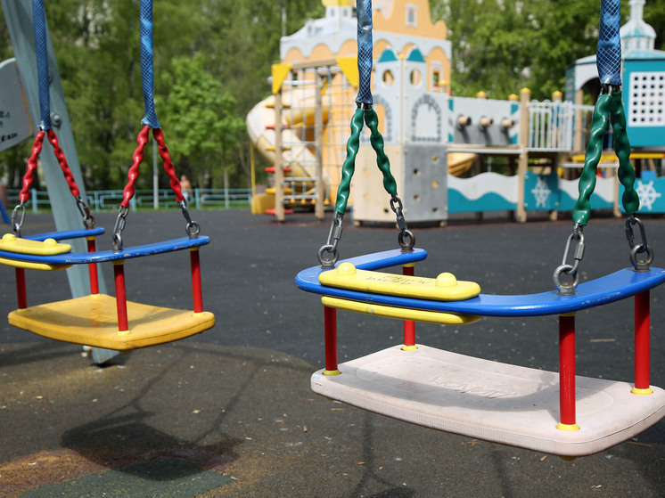 Больше половины родителей в Москве гуляют с маленькими детьми каждый день, а около трети проводят на свежем воздухе дольше трех часов