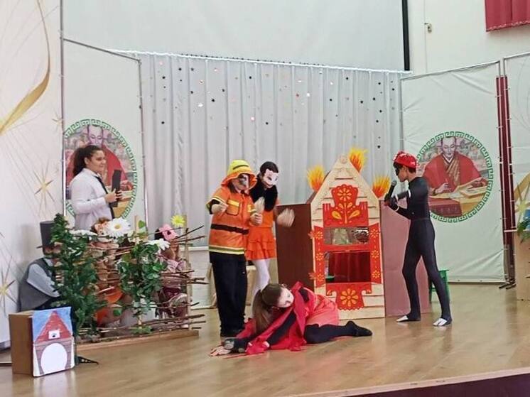 В Калмыкии состоялся фестиваль школьных театров «Нарна тёлян»