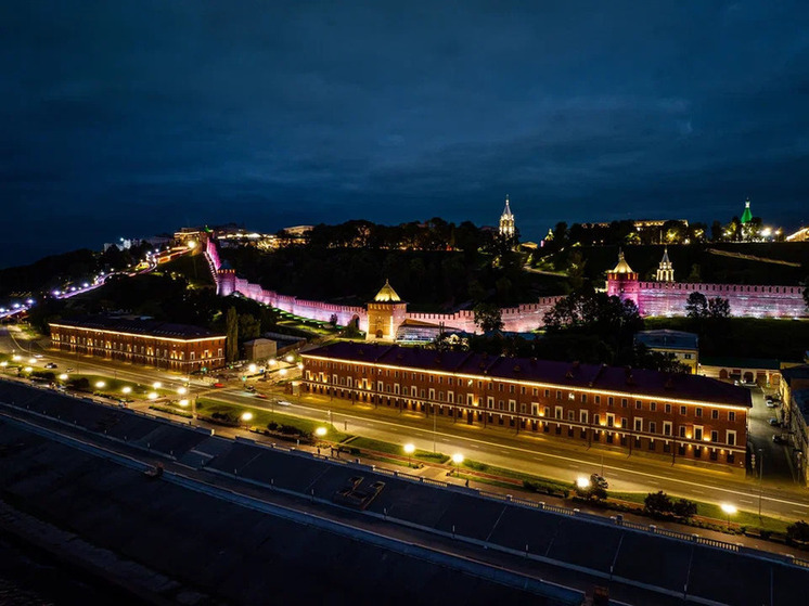Первая экскурсия по освещенной кремлевской стене прошла в Нижнем