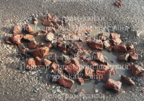 Сотрудники йошкар-олинской прокуратуры проверяют состояние дорожного покрытия на улице 40 лет Октября.