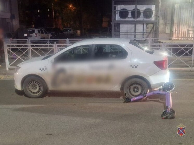 В Волгограде таксист сбил на переходе девушку на электросамокате