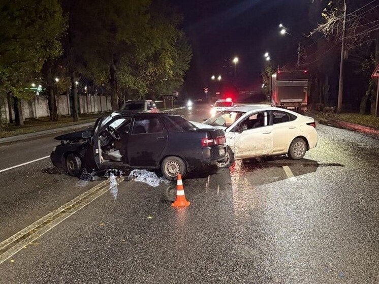 В Воронеже легковушка врезалась в два встречных автомобиля: водители в больнице