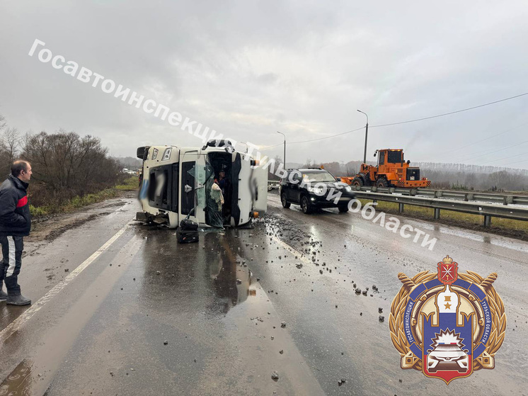Водитель тягача SITRAK в Хэллоуин перевернулся на дороге под Киреевском