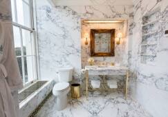 Дональд Трамп начал масштабную перестройку Белого дома: фото мраморного туалета