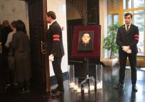 В Москве в эти минуты прощаются с актером Романом Поповым