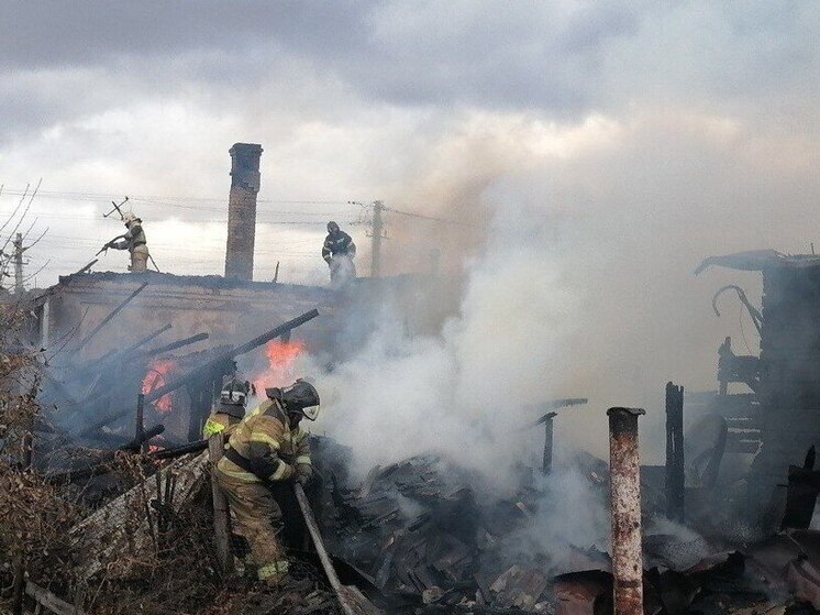 Огонь уничтожил крыши двух жилых домов во время крупного пожара в Рубцовске