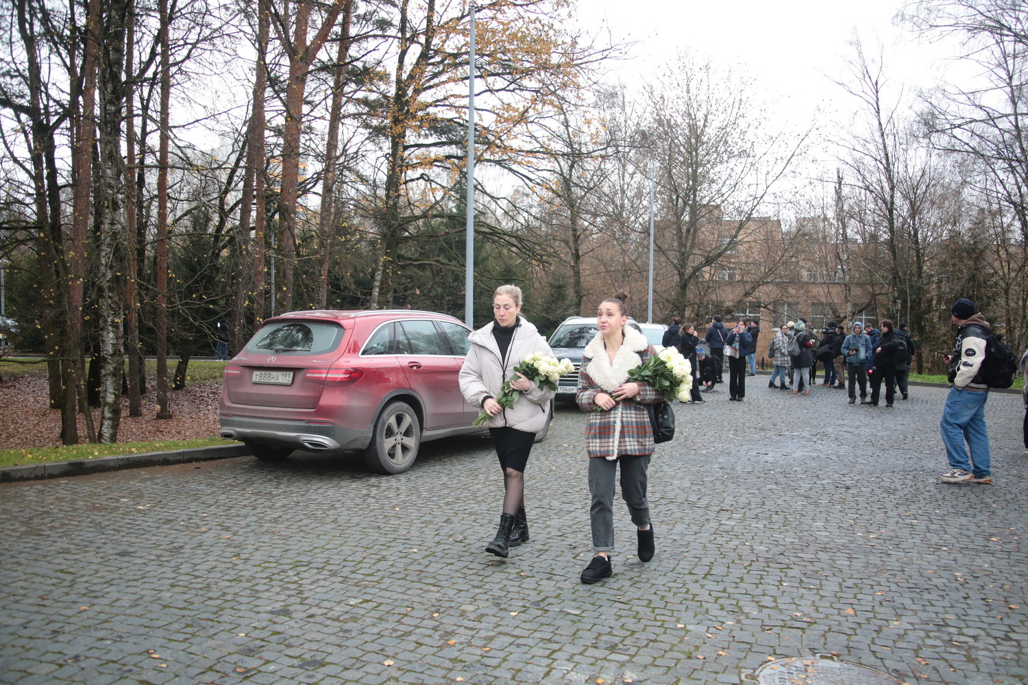 Родные и коллеги прощаются с актером Романом Поповым