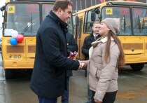 1 ноября в Омской области состоялась торжественная церемония передачи школам новой партии автотранспорта: губернатор Виталий Хоценко вручил ключи от 61 школьного автобуса руководителям образовательных организаций и водителям