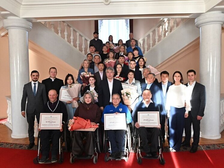 Глава Бурятии вручил премии спортсменам на сумму более 10 миллионов рублей