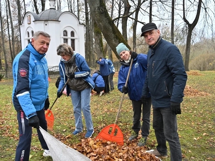 «Единая Россия» провела субботник по уборке территории у Екатерининской часовни в Великих Луках