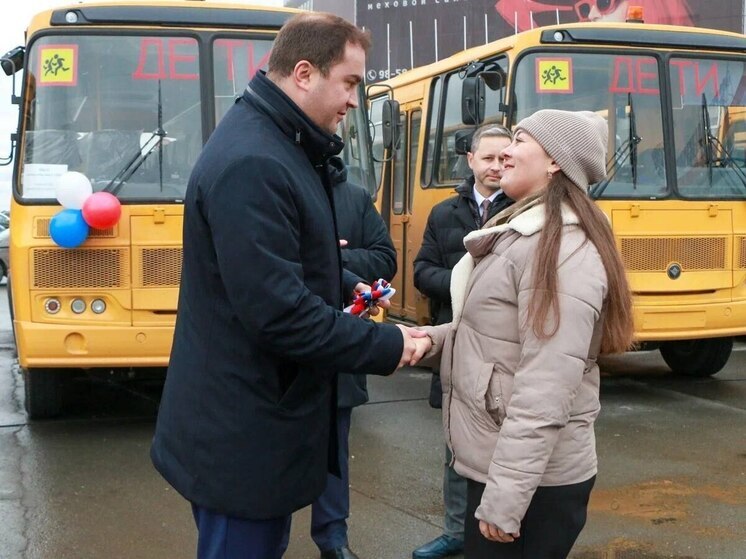 1 ноября в Омской области состоялась торжественная церемония передачи школам новой партии автотранспорта: губернатор Виталий Хоценко вручил ключи от 61 школьного автобуса руководителям образовательных организаций и водителям