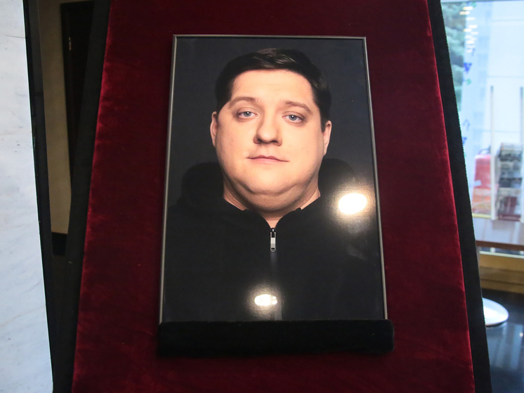 Актера Романа Попова проводили в последний путь в Москве