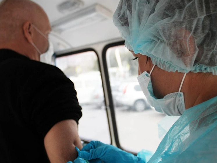 Почти полмиллиона калининградцев получили прививки от гриппа